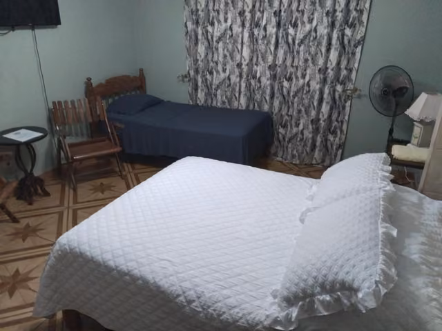 Camera doppia del B&B Alexander ad Atri con letto matrimoniale e bagno privato